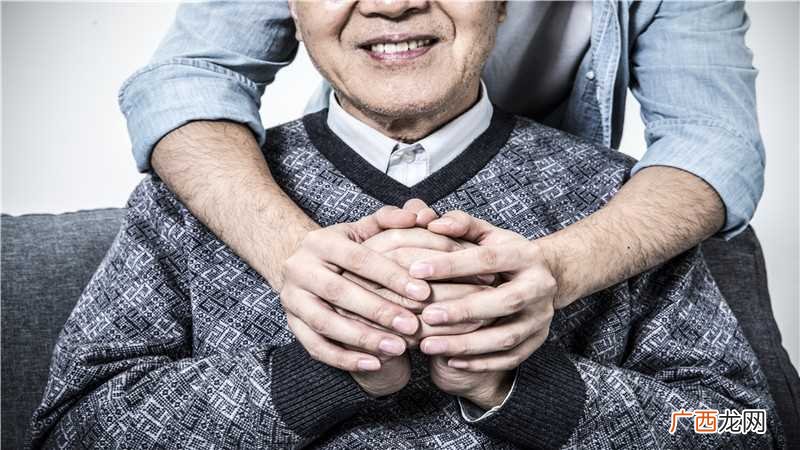 梦见死去的亲人来家里做客什么意思
