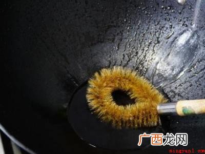 新铁锅怎么开锅不生锈不粘锅