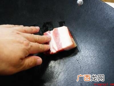 新铁锅怎么开锅不生锈不粘锅