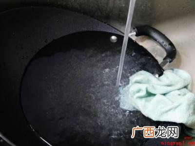 新铁锅怎么开锅不生锈不粘锅