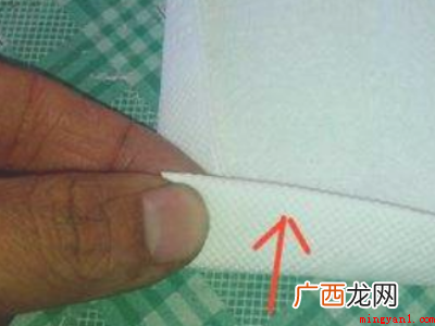 纸巾折叠的部分应该多在左边,用手指向上折叠捏住 怎么用纸巾折玫瑰花