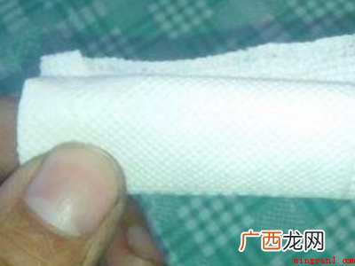 纸巾折叠的部分应该多在左边,用手指向上折叠捏住 怎么用纸巾折玫瑰花