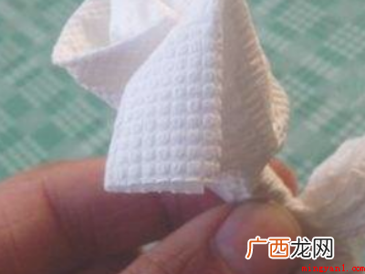 纸巾折叠的部分应该多在左边,用手指向上折叠捏住 怎么用纸巾折玫瑰花