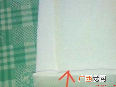 纸巾折叠的部分应该多在左边,用手指向上折叠捏住 怎么用纸巾折玫瑰花
