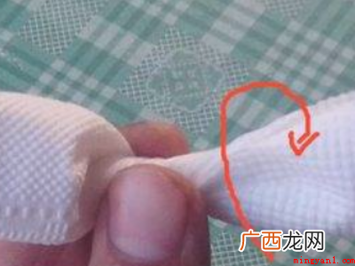 纸巾折叠的部分应该多在左边,用手指向上折叠捏住 怎么用纸巾折玫瑰花