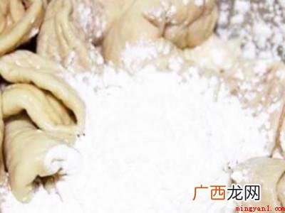 猪脆肠不加水切成小段清洗方便 脆肠怎么清洗
