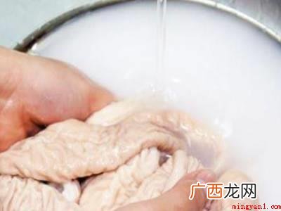 猪脆肠不加水切成小段清洗方便 脆肠怎么清洗