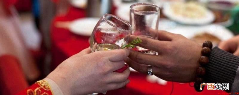 踢酒意味着敬酒,请回敬主人,再和他一起喝一杯 踹酒