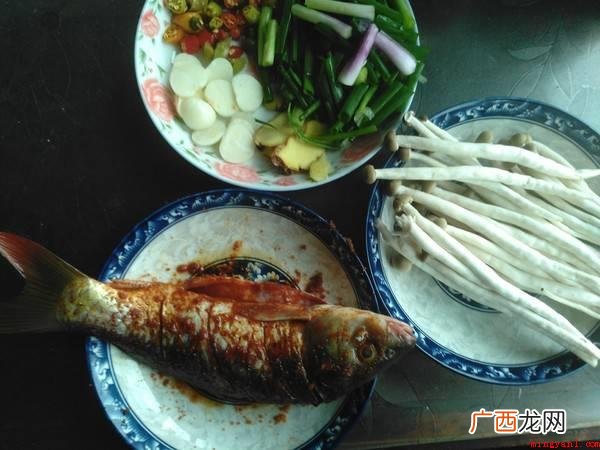重庆万州一道特色美食,发源于重庆巫溪县,口味麻辣 锡纸烤鱼需要什么配料