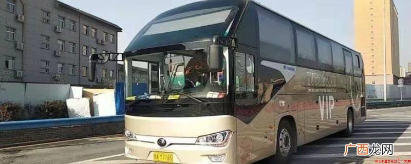 打开易到用车,进入首页后点击上方的 怎么预约大巴车一辆