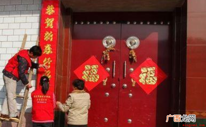 大门上的福字必须正贴吗? 对联怎么贴