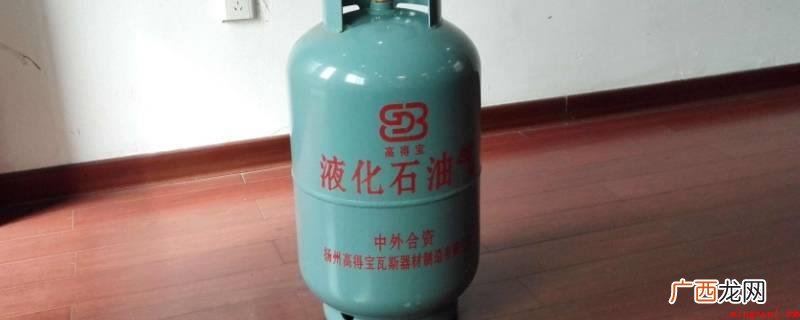 液化气钢瓶阀门完好的情况下,首选是关阀,阀门关了火就灭了 液化气罐着火了是先灭火还是先关阀
