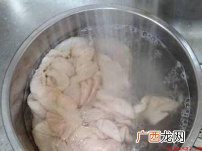 把驴肠用一根筷子穿在里面,翻过来,让内壁露在外面 驴大肠怎么洗简单又干净