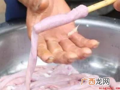 把驴肠用一根筷子穿在里面,翻过来,让内壁露在外面 驴大肠怎么洗简单又干净