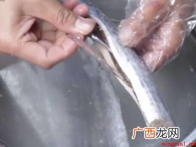带鱼的体型侧扁如带,青岛、日照黄海沿岸城市称 带鱼段怎么处理干净