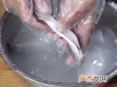 带鱼的体型侧扁如带,青岛、日照黄海沿岸城市称 带鱼段怎么处理干净