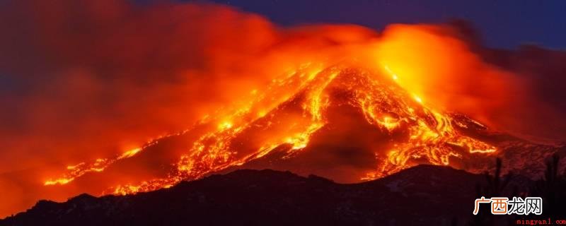 火山里面有岩浆,岩浆一般由熔化形成的液体、从液体中结晶的矿物 火山里面有什么东西