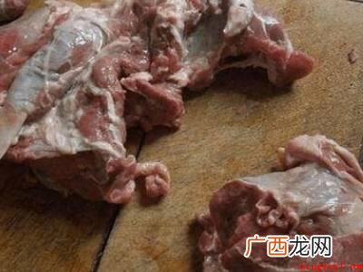 肉质肥瘦各半,可代替里脊肉使用 羊腿在家怎么剁开