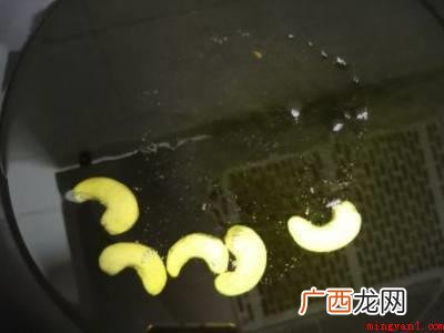 腰果颜色变黄后,用篱捞出即可 生腰果怎么做熟