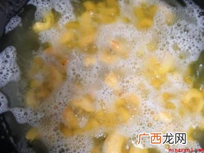 腰果颜色变黄后,用篱捞出即可 生腰果怎么做熟