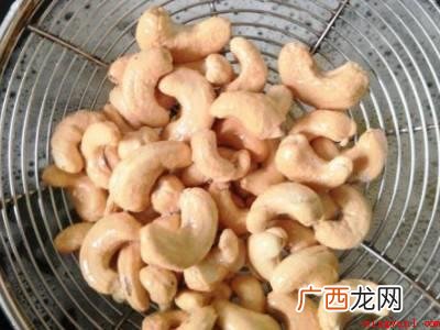 腰果颜色变黄后,用篱捞出即可 生腰果怎么做熟