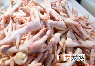 颜色太白的鸡爪是用什么泡过吗