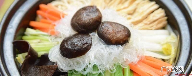 斋菜煲需要发菜、腐竹、粉丝、黄花菜、冬菇、云耳、黑豆芽、甜菜 斋菜煲需要什么菜