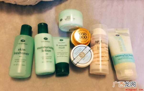 日间护肤品的使用顺序:洁面产品 护肤品的正确使用顺序方法是什么？