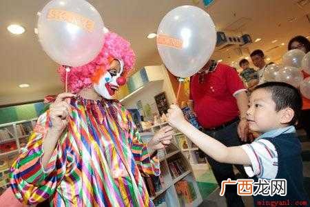 旧时宫廷的 fool可以翻译为“愚人,笨蛋;小丑,弄臣;受 fool是什么意思