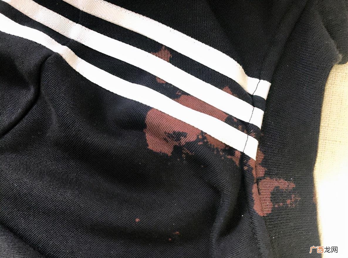 被染色了怎么处理妙招 洗衣服染色了怎么洗掉最有效的方法
