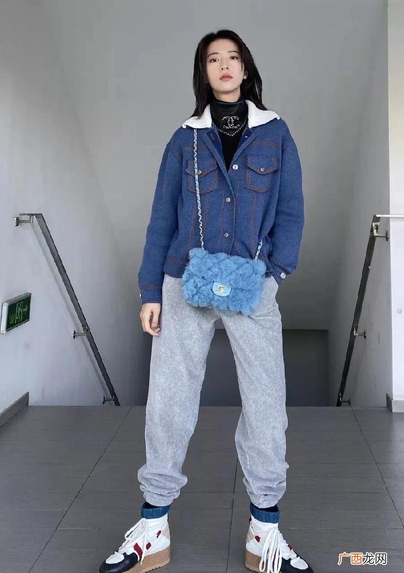 女生灰色运动裤搭配上衣技巧 运动裤搭配什么上衣好看