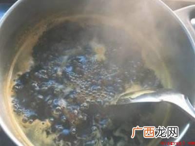 一斤红糖加500ml水,放锅里提前泡一个小时,让红糖稍微融化 红糖水怎么泡