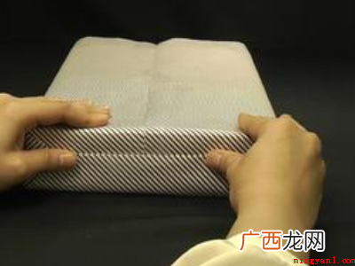 礼品包装盒的另一端重复上述操作 怎么包装礼物盒