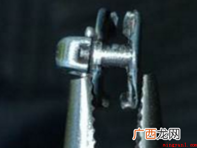 尖嘴钳、新的拉链头一个 拉链拉起来中间就开了怎么修