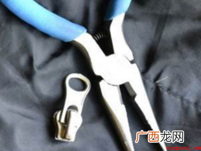 尖嘴钳、新的拉链头一个 拉链拉起来中间就开了怎么修