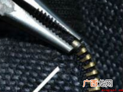 尖嘴钳、新的拉链头一个 拉链拉起来中间就开了怎么修