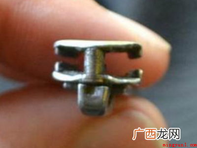 尖嘴钳、新的拉链头一个 拉链拉起来中间就开了怎么修