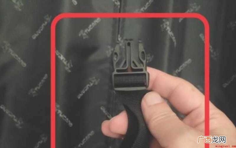 行李箱的材料趋向更为轻便的硬塑胶或布质 行李箱里面的扣子怎么扣