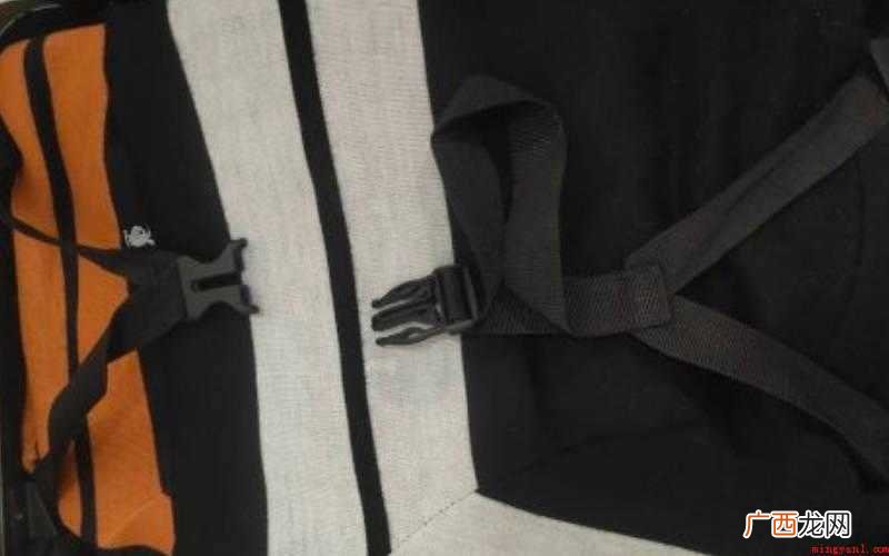 行李箱的材料趋向更为轻便的硬塑胶或布质 行李箱里面的扣子怎么扣