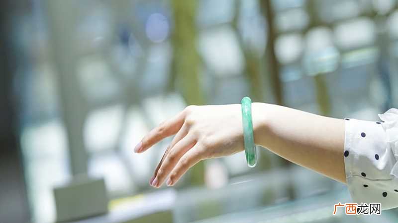 梦见金手镯断了是什么意思 女人梦见金手镯断了什么意思