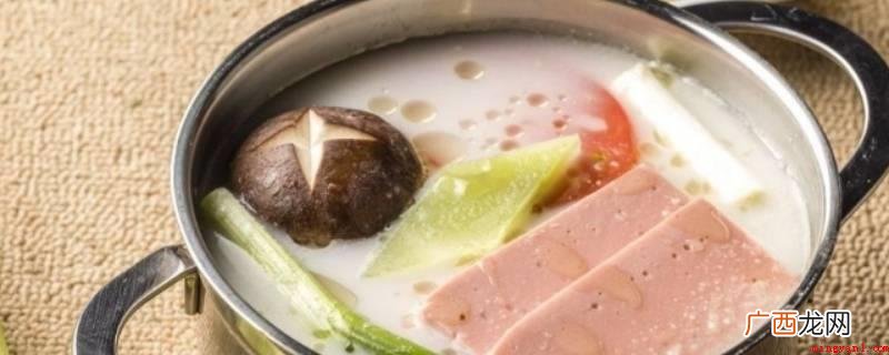 火锅的食材有肉类、海鲜类、蔬菜类、菌菇类、豆制品类等 火锅的食材有哪些