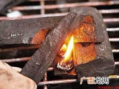 酒精块 烤架上平放一块木炭,侧面边上放火种,让火种慢慢点燃 烧烤架怎么生火
