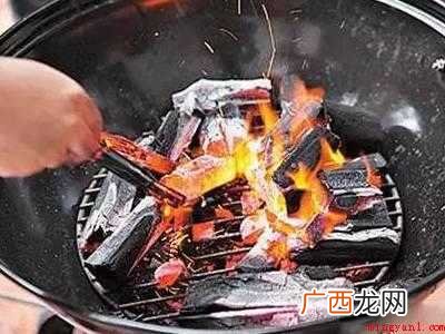酒精块 烤架上平放一块木炭,侧面边上放火种,让火种慢慢点燃 烧烤架怎么生火