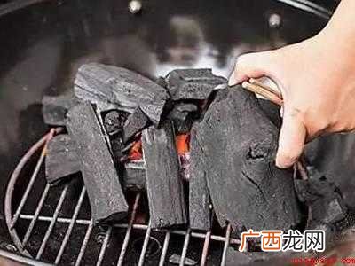 酒精块 烤架上平放一块木炭,侧面边上放火种,让火种慢慢点燃 烧烤架怎么生火
