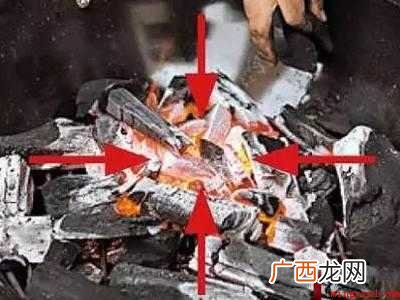 酒精块 烤架上平放一块木炭,侧面边上放火种,让火种慢慢点燃 烧烤架怎么生火