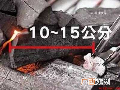酒精块 烤架上平放一块木炭,侧面边上放火种,让火种慢慢点燃 烧烤架怎么生火