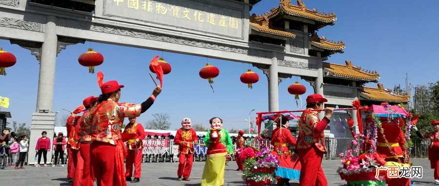 女人梦见很多人扭秧歌什么意思