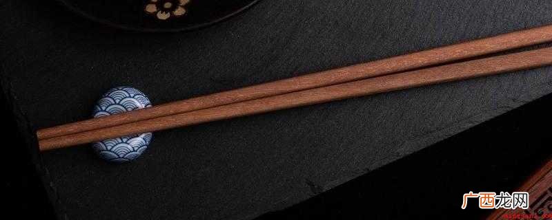 吃完饭筷子应该放在桌子上 吃完饭筷子应该放在碗上还是桌子上
