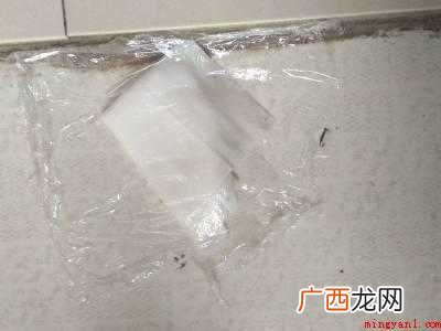 把湿巾放在粘气球的地板上,湿巾上倒白醋,让湿巾完全湿透 气球粘在地板上怎么弄