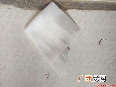 把湿巾放在粘气球的地板上,湿巾上倒白醋,让湿巾完全湿透 气球粘在地板上怎么弄